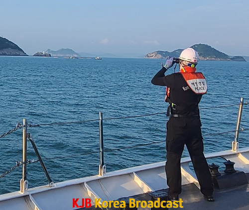 목포해경이 해상에서 표류 중인 선박에 대해 안전관리를 실시하고 있다(2).png