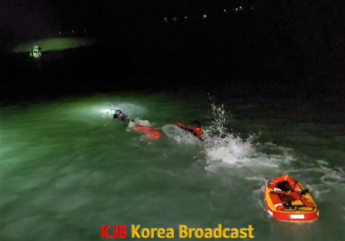 목포해경이 사고선박의 승선원을 구조하기 위해 바다에 입수하여 접근하고 있다.png