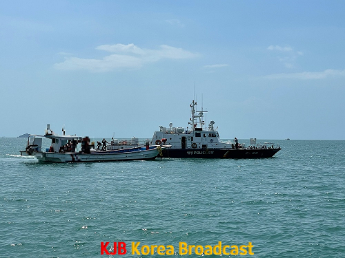 목포해경이 침수선박에 접근하여 선박 및 승선원의 안전상태를 확인하고 있다.png