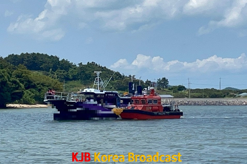 목포해경이 엔진고장으로 표류하던 선박에 접근해 안전관리를 실시하고 있다.png