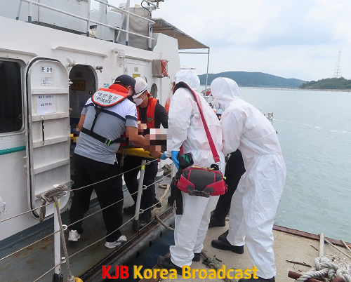 목포해경이 신안군 장산도에서 심한 두통을 호소한 60대 남자를 긴급 이송하고 있다(2).png