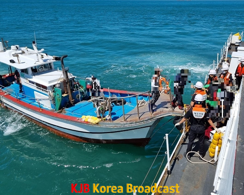 목포해경이 민간해양구조대와 함께 기관고장으로 표류됐던 낚시어선의 승객들을 함께 구조하고 있다.png