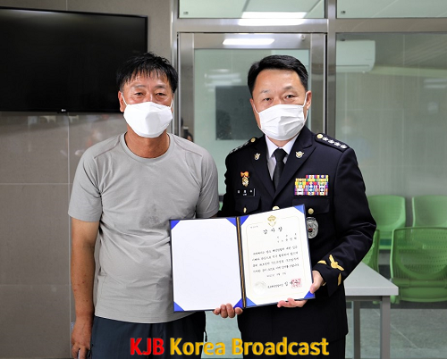 임재수 목포해양경찰서장이 좌초선박 구조에 협조한 전광호 윤영희 선장에게 감사장을 수여했다.png