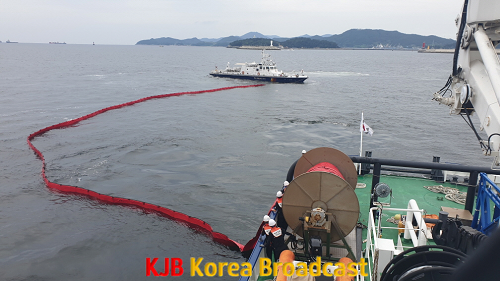 여수해경 오동도 앞 해상 해양오염 방제작업중(4).png