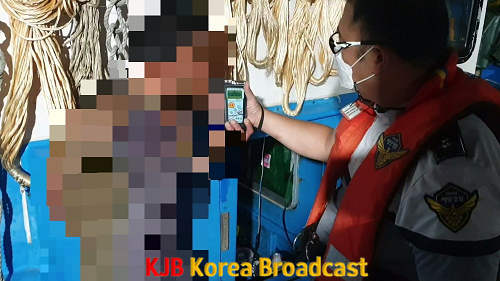 음주운항이 의심되는 선박에 승선해 음주측정을 실시하고 있는 목포해경.png