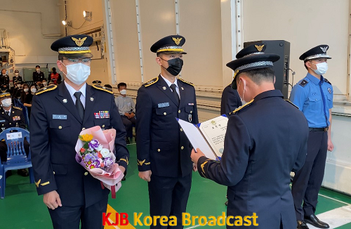 해양경찰의 날을 맞아 정부포상 및 표창 수상자에게 상장 및 꽃다발을 전달했다(1).png
