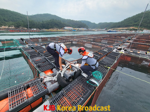 파출소 경찰관들이 연안 사고 위험예보제 _관심_ 발령에 따라 양식장 주변 시설물 안전 상태를 점검하고 있다(1).png