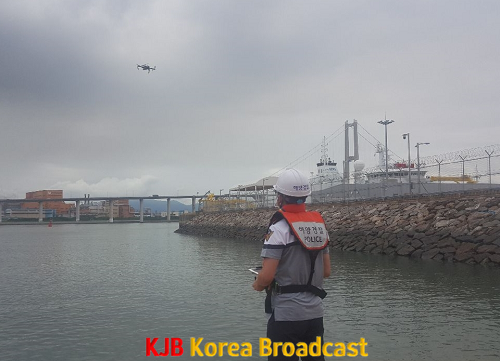 드론을 이용하여 광양항을 순찰하고 있다.png