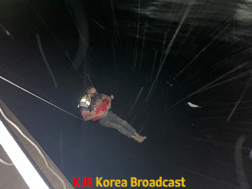익수자 발견하고 경찰관 입수하여 인명구조장비 이용 구조.png