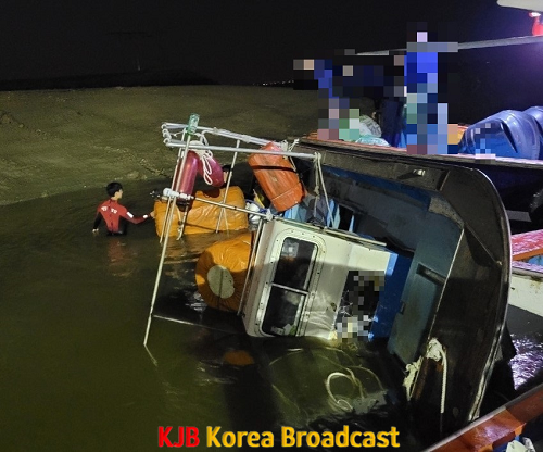 지난 21일 함평군 선착장에서 좌주선박이 발생해 해경이 파공부위를 확인하며 구조에 나서고 있다.png
