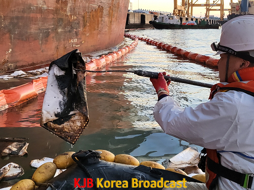 사고선 주변 유흡착포 이용 기름수거 작업 중(2).png