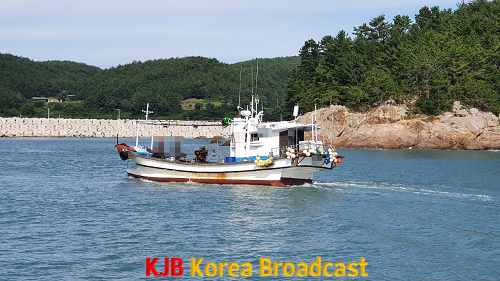 통발조업을 하고 있는 어선.png