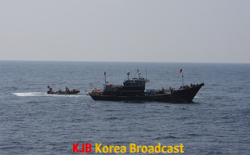 2.목포해경이 제한조건 위반한 중국어선에 접근하고 있다.png