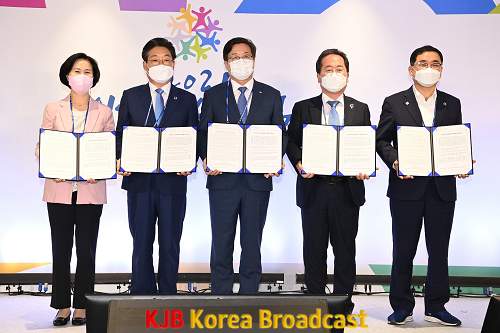 인간과 자연, 모두를 위한 지방정부 공동 선언(왼쪽부터 김수영 양천구청장, 김홍장 당진시장, 염태영 수원시장, 허석 순천시장, 허성무 창원시장).png