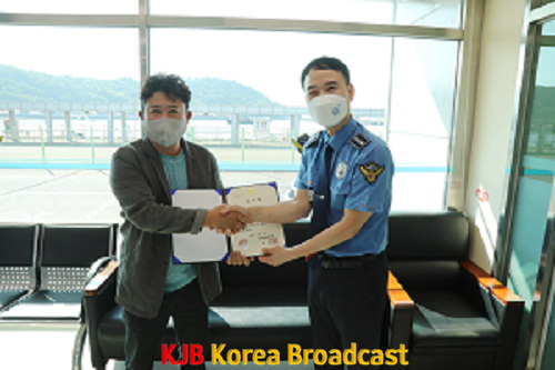 여수해경서장이 낚시어선 서성원 선장에게 감사장을 전달하고 있다..png