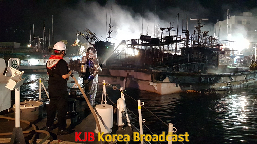 5.목포해경이 경비함정에서 소화포를 이용해 선박화재 진화에 나서고 있다(4).png