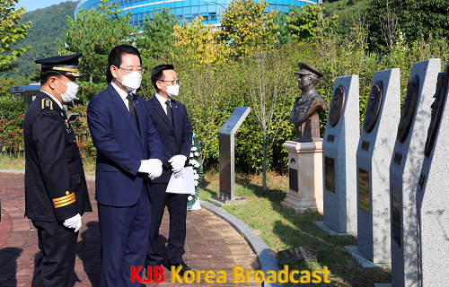 고 한병하 치안감 흉상 참배2.png