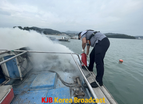 완도해경, 투묘중인 어선화재 민간 어선과 합동 진화 완료..인명피해 없어(배포용) (4).png