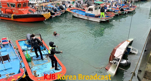 4.해경이 인양작업중인 선박주변에서 만약의 사태에 대비해 안전관리를 실시하고 있다.png