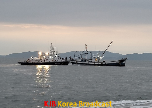 1.목포해경 경비함정이 좌초된 선박에 계류하여 안전관리를 실시하고 있다.png