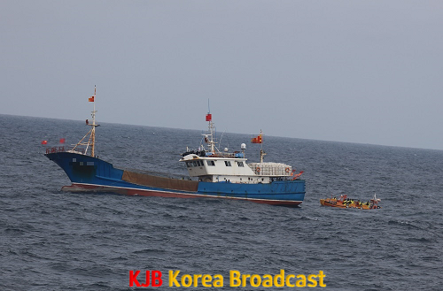 1.목포해경이 단정을 통해 불법조업한 외국어선에 접근하고 있다.png