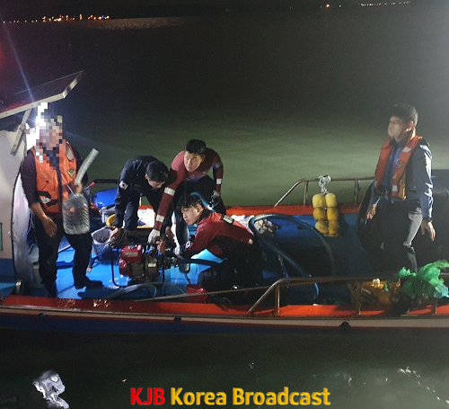 2.목포해경이 침수선박에 올라 파공부위와 침수상황을 확인하고 배수작업을 준비하고 있다.png