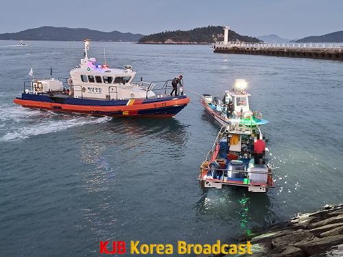 24일 오전 목포 북항 앞 해상에서 선박끼리 충돌이 발생해 해경이 긴급 구조에 나서고 있다.png