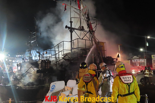 1.목포해경이 목포항 내에 정박중이던 선박에서 화재가 발생해 긴급 진화에 나서고 있다.png