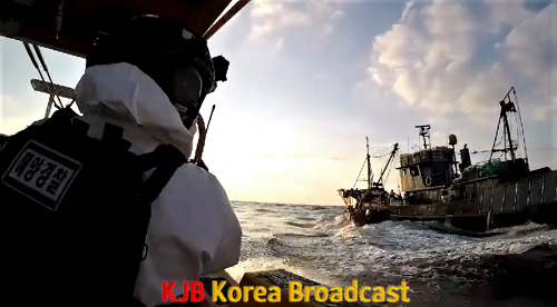 2.목포해경 해상특수기동대가 도주하는 무허가 불법조업 중국어선을 추격하며 정선명령을 실시하고 있다(2).png