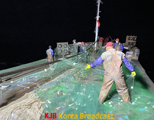 2번 제한조건을 위반한 중국어선 선원들이 배타적경제수역에서 양망작업을 하고있다.png