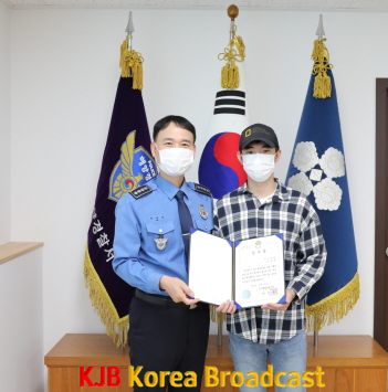 해상추락자 구조한 군인에게 감사장 전달(3).png