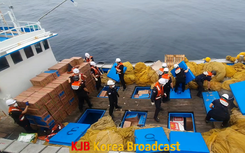 2.선박 어창에서 밀수담배를 꺼내고 있는 목포해경의 모습.png