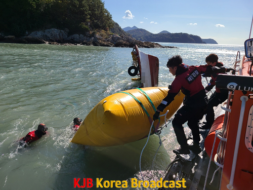 해경구조대 전복어선 침몰방지를 위해 부력체 설치(1).png