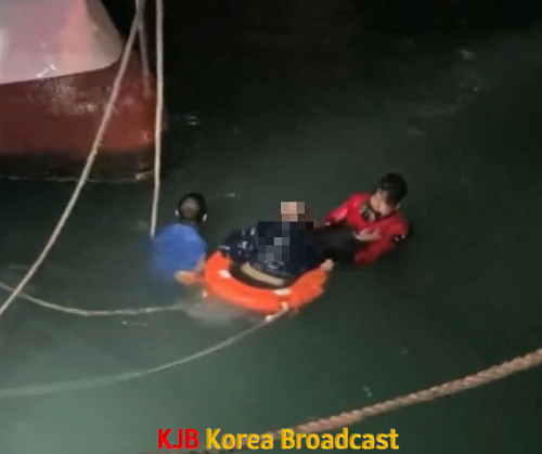 목포해경이 해상에 빠진 익수자를 구조하고 있다(2).png