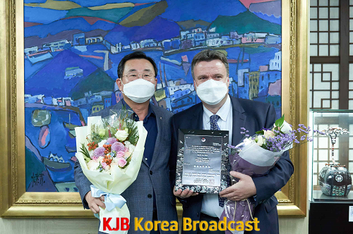 11.8 - 2021년 통영시 명예시민증서 수여식 개최 1.png