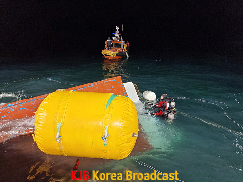해경구조대 전복어선 침몰방지를 위해 부력체 설치 및 선체 수색.png