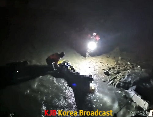 3. 목포해경이 구조보드를 이용해 고립자를 구조하고 있다(3).png