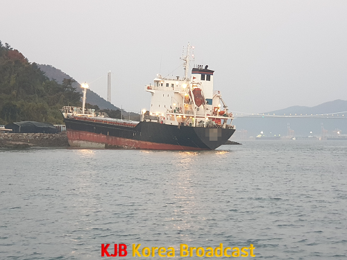 묘도 연안에 좌주된 화물선(1).png