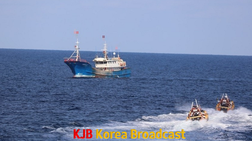 1. 목포해경이 불법조업 외국어선의 검문검색을 위해 단정을 이용하여 접근하고 있다.png