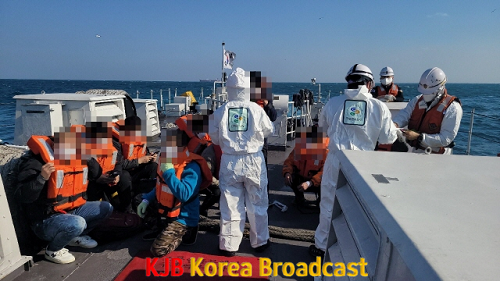 침수중인 중국어선 구조된 중국선원.png