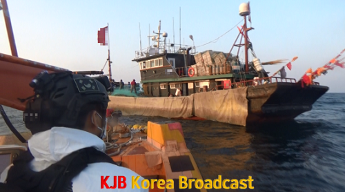 목포해경이 제한조건을 위반한 중국어선에 접근하고 있다.png