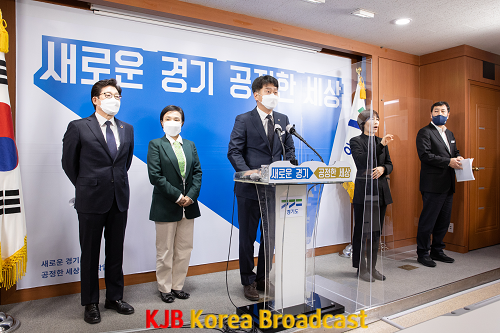 기자회견+발표사진(왼쪽부터+조명래+공동위원장，+강금실+공동위원장，+정도영+경제기획관，+수화통역사，+박성남+환경국장).png