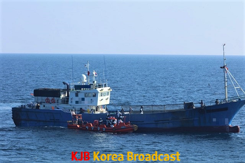 4.목포해경이 제한조건을 위반한 중국어선에 접근하고 있다.png