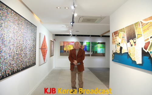특별전 참여 중인 오진국 작가.png