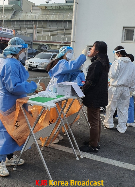 1.목포시, 코로나19 확산세 제압에 총력전(동부시장 주차장 임시선별검사소)1.png