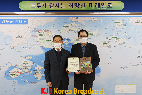 완도 청산도 구들장 논이 세계관개시설물 유산으로 등재되어 한국농어촌공사에서 국제관개배수위원회를 대신하여 인증서를 전달했다. (2).png