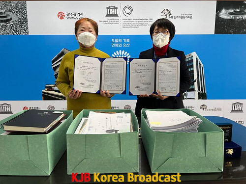 사진_기증협약서 증정(홍인화관장-김순자여사).png