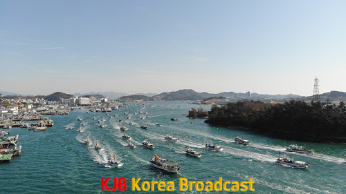 협수로를 통과중인 어선 퍼레이드 행렬.png