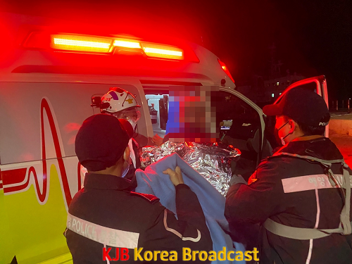 여수해경이 구조된 익수자를 119에 인계하고 있다.png