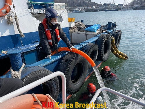 해경이 침수선박에서 배수작업 및 파공부위를 확인하고 있다.png